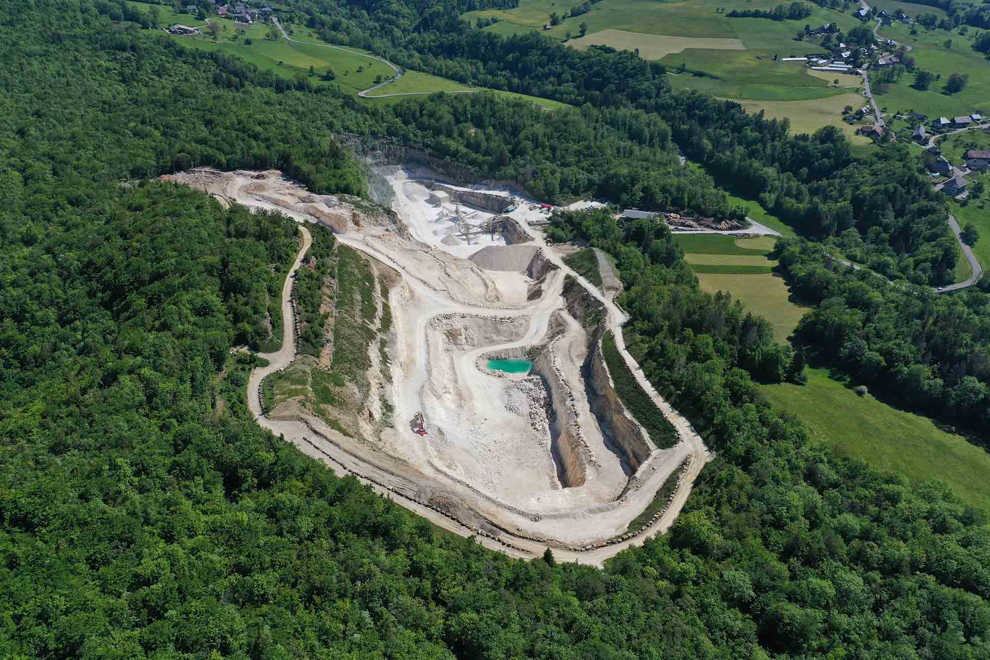 Vue aérienne de la carrière de granulats en Bellecombe en bauge