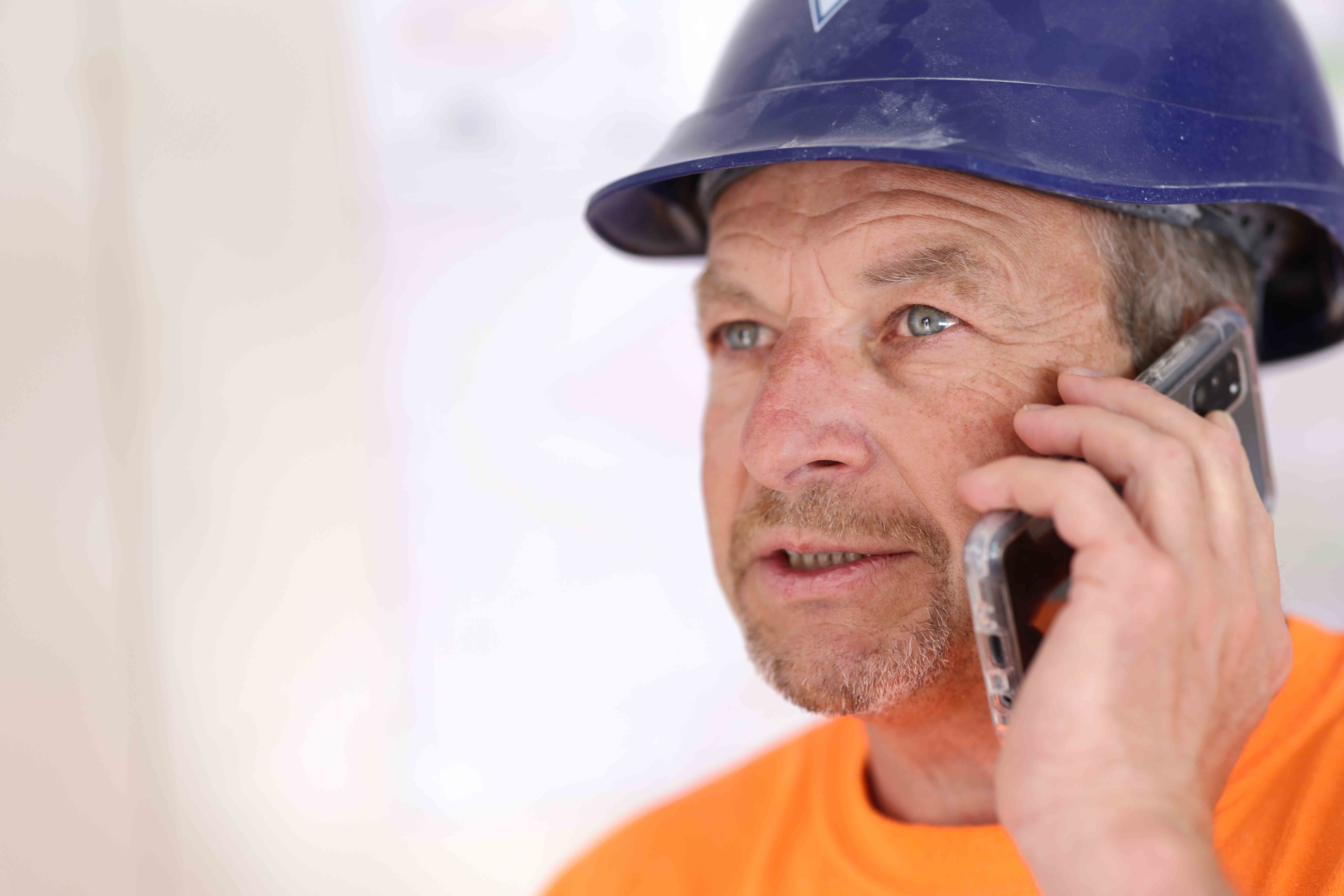 chef de carrière au téléphone