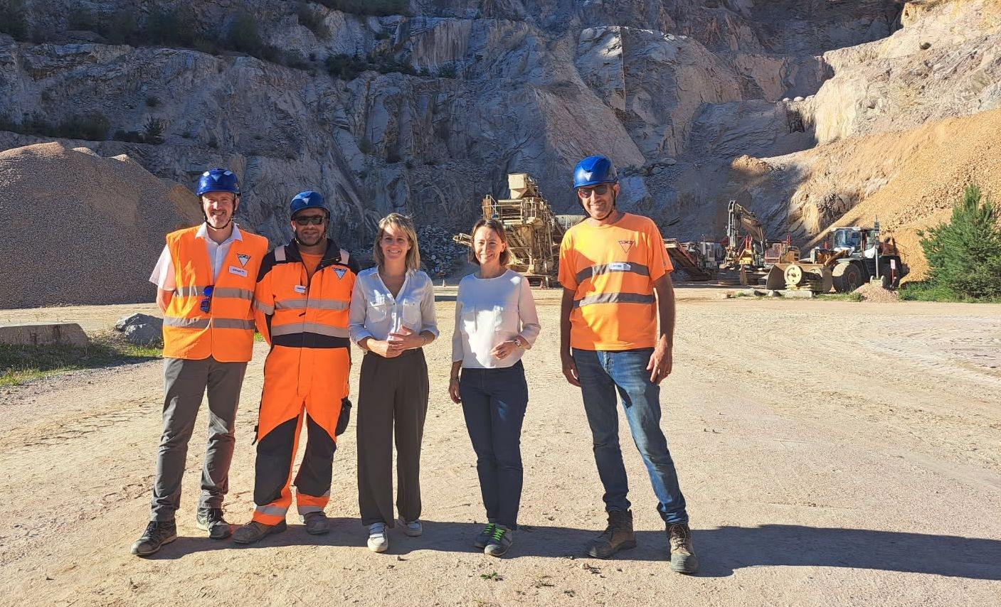 Les élus locaux et l'équipe Granulats Vicat