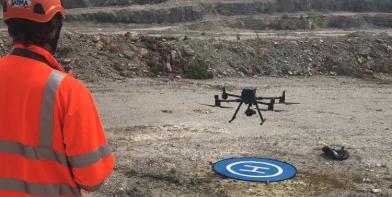 Géomètre topographe vicat pilote un drône