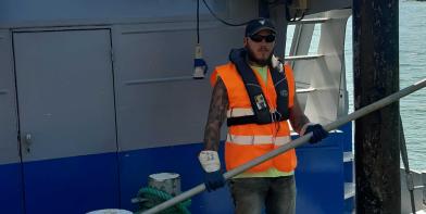 Matelot dans un bateau de transport de granulats